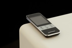 Harminc Samsung tévé Andy Warhol aláírásával