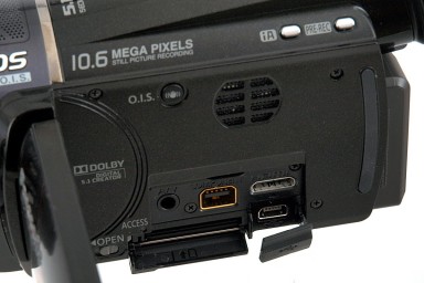 A kijelző alatti csatlakozók