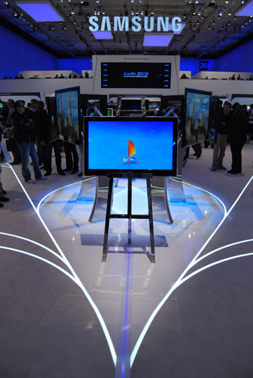 Tévék festőállványokon - ötletes megoldások a Samsungnál