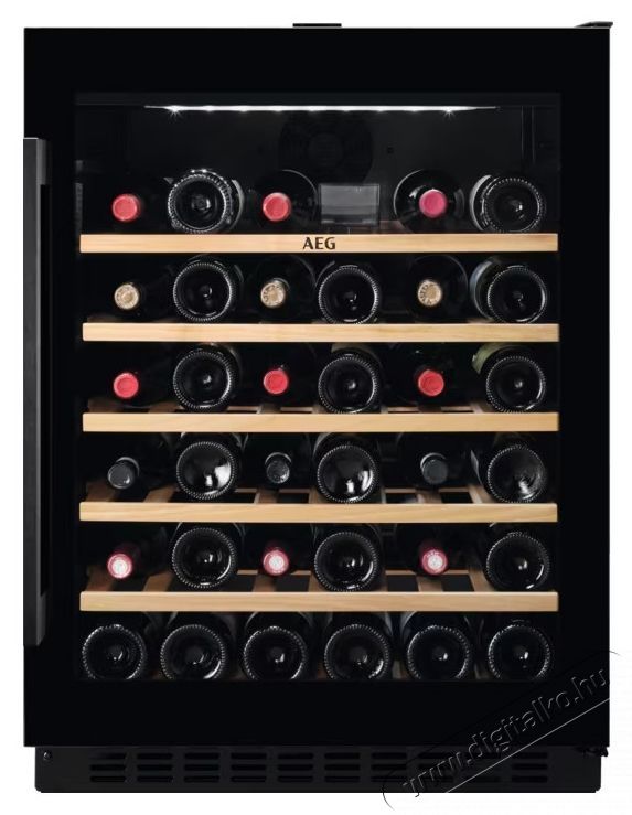 AEG AWUS052B5B Be&eacute;p&iacute;thető borhűtő, 145L, 52 palack, Elektronikus ir&aacute;ny&iacute;t&aacute;s, Fa polcok, Megford&iacute;that&oacute; ajt&oacute;, G energiaoszt&aacute;ly, 82 cm, Fekete Konyhai term&eacute;kek - Hűtő, fagyaszt&oacute; (be&eacute;p&iacute;thető) - Borhűtő - 534073