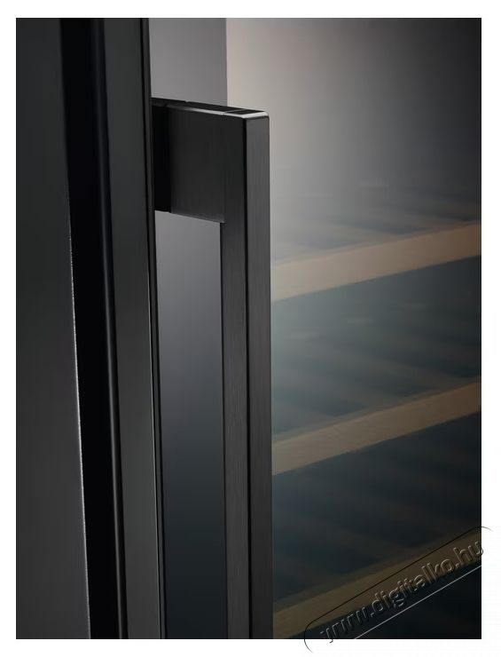 AEG AWUS052B5B Be&eacute;p&iacute;thető borhűtő, 145L, 52 palack, Elektronikus ir&aacute;ny&iacute;t&aacute;s, Fa polcok, Megford&iacute;that&oacute; ajt&oacute;, G energiaoszt&aacute;ly, 82 cm, Fekete Konyhai term&eacute;kek - Hűtő, fagyaszt&oacute; (be&eacute;p&iacute;thető) - Borhűtő - 534073