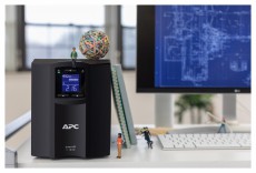 APC Smart-UPS C 1000VA LCD Szünetmentes tápegység Iroda és számítástechnika - Egyéb számítástechnikai termék - 395215