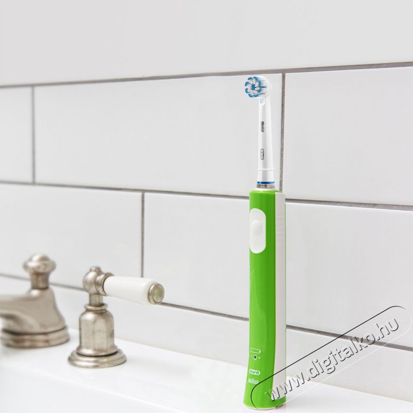 BRAUN Oral-B Pro 400 Junior elektromos fogkefe Sensi fejjel Szépségápolás / Egészség - Száj / fog ápolás - Elektromos fogkefe - 342709