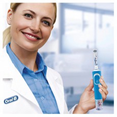 BRAUN Oral-B D100 Vitality Frozen II gyerek elektromos fogkefe + útitok Szépségápolás / Egészség - Száj / fog ápolás - Elektromos fogkefe - 379750