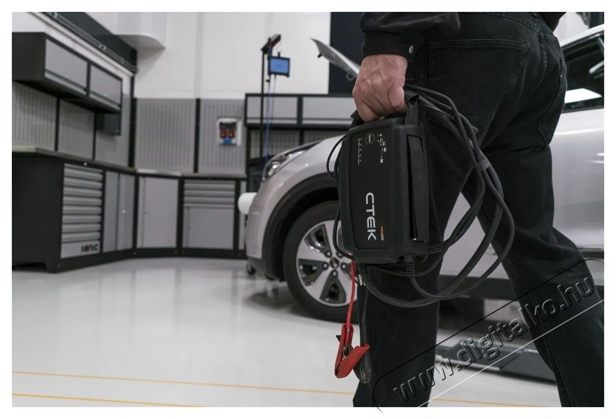CTEK PRO 25S, 12 V, 25A aut&oacute; akkuml&aacute;tor t&ouml;ltő Akkuk &eacute;s t&ouml;ltők - Li-ion akkumul&aacute;tor &eacute;s t&ouml;ltő (ut&aacute;ngy&aacute;rtott) - T&ouml;ltő - 531725