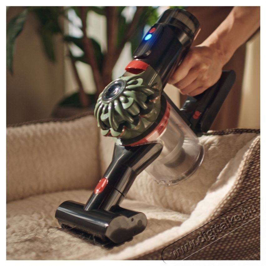 Dyson V8 Cyclone  akkus porsz&iacute;v&oacute;, katonai z&ouml;ld/fekete H&aacute;ztart&aacute;s / Otthon / K&uuml;lt&eacute;r - Porsz&iacute;v&oacute; / takar&iacute;t&oacute;g&eacute;p - K&eacute;zi / &aacute;ll&oacute; porsz&iacute;v&oacute; - 536383