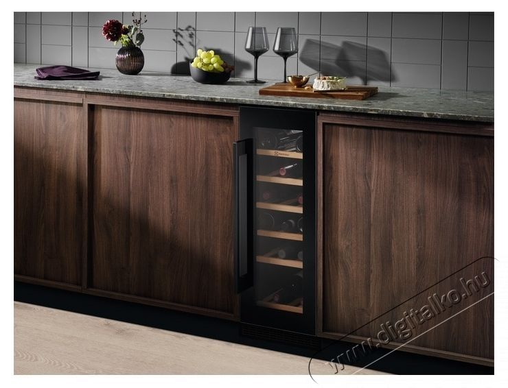 Electrolux EWUS020B5B Borhűtő, M: 82cm, 20 &uuml;veg, fa polcok, G energiaoszt&aacute;ly, Fekete Konyhai term&eacute;kek - Hűtő, fagyaszt&oacute; (szabadon&aacute;ll&oacute;) - Borhűtő - 533301