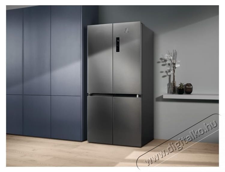 Electrolux ELT9VE52U0 Side by side hűtő, 522 l, NoFrost, E energiaoszt&aacute;ly, LCD kijelző, &Eacute;rint&eacute;svez&eacute;rl&eacute;s, LED vil&aacute;g&iacute;t&aacute;s, 190 cm, Rozsdamentes ac&eacute;l Konyhai term&eacute;kek - Hűtő, fagyaszt&oacute; (szabadon&aacute;ll&oacute;) - Amerikai t&iacute;pus&uacute; Side By Side hűtő - 535176