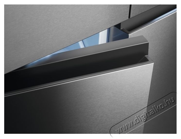 Electrolux ELT9VE52U0 Side by side hűtő, 522 l, NoFrost, E energiaoszt&aacute;ly, LCD kijelző, &Eacute;rint&eacute;svez&eacute;rl&eacute;s, LED vil&aacute;g&iacute;t&aacute;s, 190 cm, Rozsdamentes ac&eacute;l Konyhai term&eacute;kek - Hűtő, fagyaszt&oacute; (szabadon&aacute;ll&oacute;) - Amerikai t&iacute;pus&uacute; Side By Side hűtő - 535176