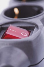 Emos PC1321 kapcsolós hosszabbító 1.5 méter - fekete Háztartás / Otthon / Kültér - Világítás / elektromosság - Hálózati elosztó / hosszabbító / adapter - 369365