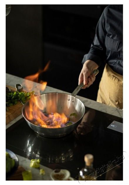 FISKARS All Steel Pure 28 cm wok serpenyő Konyhai term&eacute;kek - Ed&eacute;ny - Serpenyő - 434235