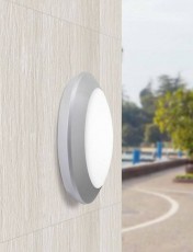 Fumagalli BERTA E27 kültéri falilámpa érzékelővel - fehér (1B2.000.000.WYPS7) Háztartás / Otthon / Kültér - Világítás / elektromosság - Kerti / kültéri lámpa - 369507