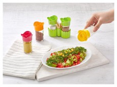 HANE IRIS Rose Salt&Pepper üveg fűszerszóró szett tartóval 2*67ml, piros, lila, zöld vagy sárga színű HN-1119 Háztartás / Otthon / Kültér - Lakásfelszerelés - Tároló - 508721