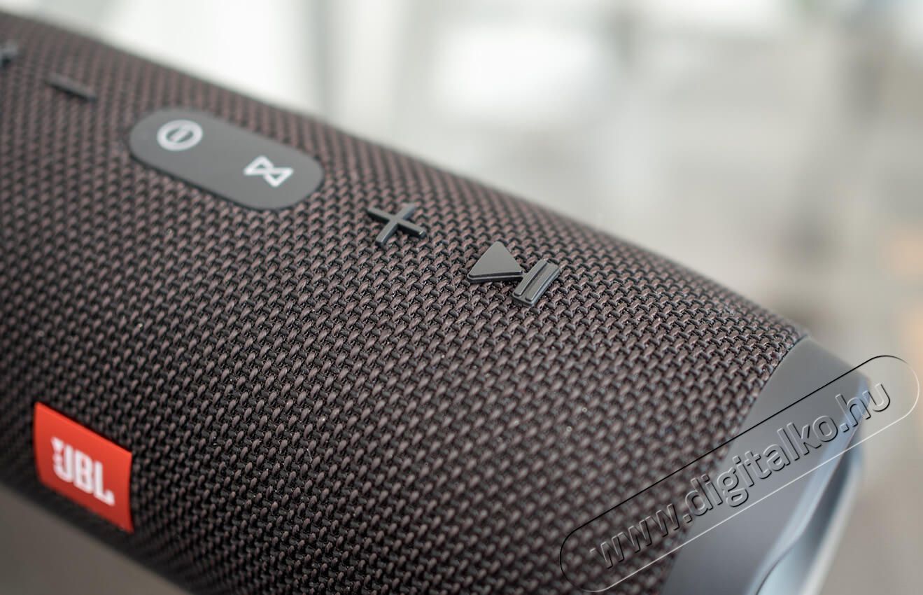 JBL Charge 3 Bluetooth hangszóró - fekete Audio-Video / Hifi / Multimédia - Hordozható, vezeték nélküli / bluetooth hangsugárzó - Hordozható, vezeték nélküli / bluetooth hangsugárzó - 304918