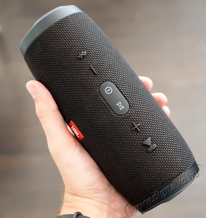 JBL Charge 3 Bluetooth hangszóró - fekete Audio-Video / Hifi / Multimédia - Hordozható, vezeték nélküli / bluetooth hangsugárzó - Hordozható, vezeték nélküli / bluetooth hangsugárzó - 304918