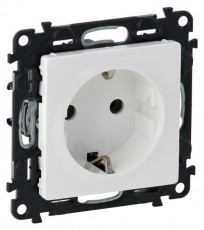 Legrand 753120 Valena Life fehér 2P+F csatlakozóaljzat gyermekvédelemmel Háztartás / Otthon / Kültér - Világítás / elektromosság - Hálózati elosztó / hosszabbító / adapter - 392330