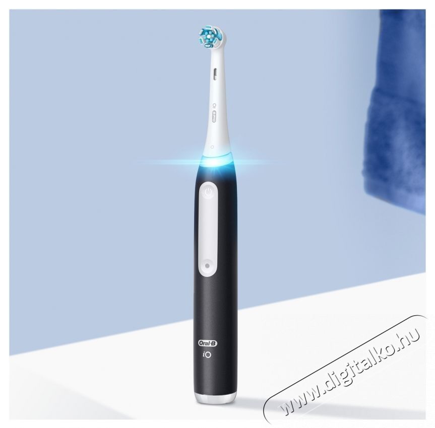 Oral-B iO3 elektromos fogkefe k&eacute;szlet, m&aacute;gneses technol&oacute;gi&aacute;val &eacute;s mikrovibr&aacute;ci&oacute;kkal, intelligens nyom&aacute;s&eacute;rz&eacute;kelővel, 3 &uuml;zemm&oacute;ddal, 2 fejjel, utaz&oacute;k&eacute;szlettel, fekete/k&eacute;k, 2 db Sz&eacute;ps&eacute;g&aacute;pol&aacute;s / Eg&eacute;szs&eacute;g - Sz&aacute;j / fog &aacute;pol&aacute;s - Elektromos fogkefe - 533624