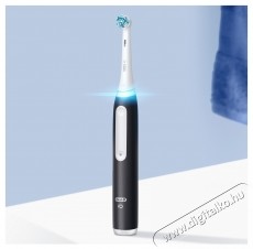 Oral-B iO3 elektromos fogkefe k&eacute;szlet, m&aacute;gneses technol&oacute;gi&aacute;val &eacute;s mikrovibr&aacute;ci&oacute;kkal, intelligens nyom&aacute;s&eacute;rz&eacute;kelővel, 3 &uuml;zemm&oacute;ddal, 2 fejjel, utaz&oacute;k&eacute;szlettel, fekete/k&eacute;k, 2 db Sz&eacute;ps&eacute;g&aacute;pol&aacute;s / Eg&eacute;szs&eacute;g - Sz&aacute;j / fog &aacute;pol&aacute;s - Elektromos fogkefe - 533624