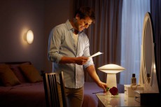 PHILIPS 3115431PH Hue Phoenix asztali lámpa Háztartás / Otthon / Kültér - Világítás / elektromosság - Asztali lámpa - 301313