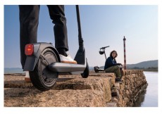 Segway Ninebot KickScooter E2 E Pro elektromos roller + Ninebot felnőtt fekete bukósisak Háztartás / Otthon / Kültér - Játék / Sport - Roller / segway / gördeszka - 500368