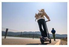 Segway Ninebot KickScooter E2 E Pro elektromos roller + Ninebot felnőtt fekete bukósisak Háztartás / Otthon / Kültér - Játék / Sport - Roller / segway / gördeszka - 500368