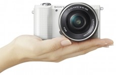 SONY Alpha 5000 + 16-50mm Kit - feh&eacute;r F&eacute;nyk&eacute;pezőg&eacute;p / kamera - MILC cser&eacute;lhető objekt&iacute;ves kompakt f&eacute;nyk&eacute;pezőg&eacute;p - 279909