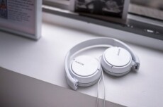 SONY MDR-ZX110APW mikrofonos fejhallgató - fehér Audio-Video / Hifi / Multimédia - Fül és Fejhallgatók - Fejhallgató mikrofonnal / headset - 297499