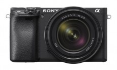 SONY Alpha 6400 + 18-135 mm objekt&iacute;v Fot&oacute;-Vide&oacute; kieg&eacute;sz&iacute;tők - Objekt&iacute;v - Fix f&oacute;kusz&uacute; objekt&iacute;v - 350462