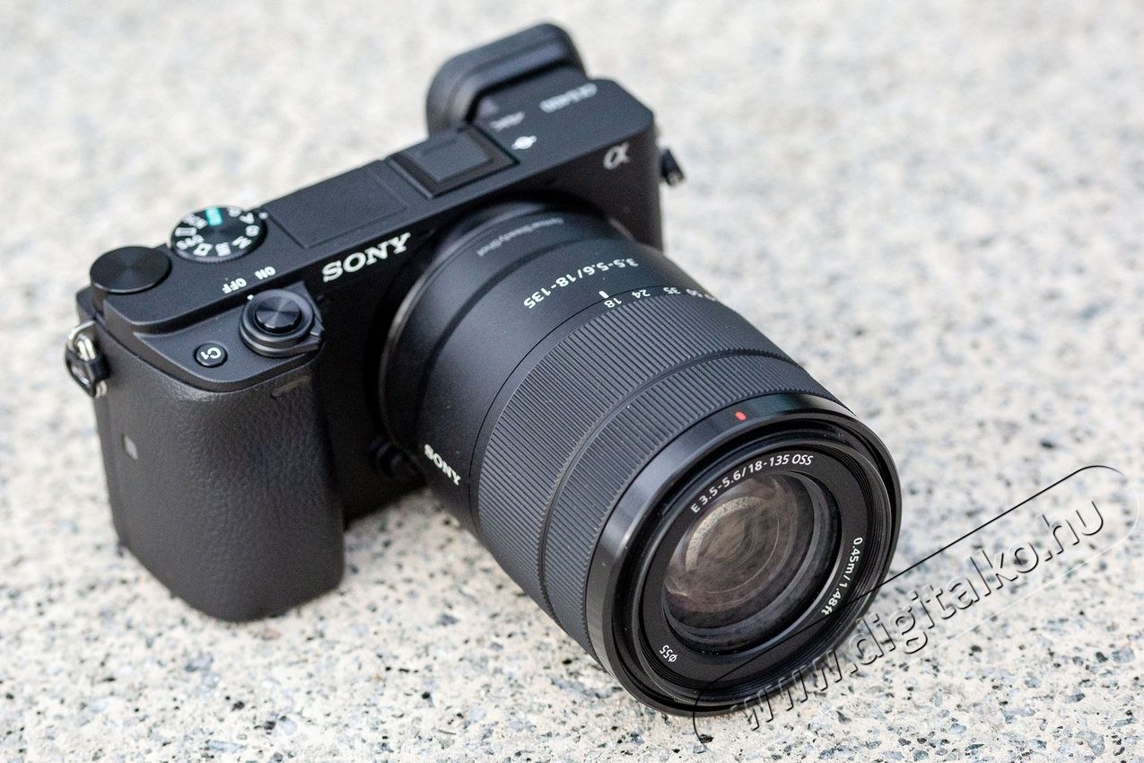 SONY Alpha 6400 + 18-135 mm objekt&iacute;v Fot&oacute;-Vide&oacute; kieg&eacute;sz&iacute;tők - Objekt&iacute;v - Fix f&oacute;kusz&uacute; objekt&iacute;v - 350462