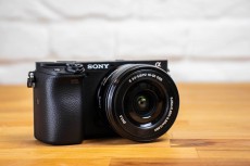 SONY Alpha 6400 + 16-50mm - fekete Fényképezőgép / kamera - MILC cserélhető objektíves kompakt fényképezőgép - 347158